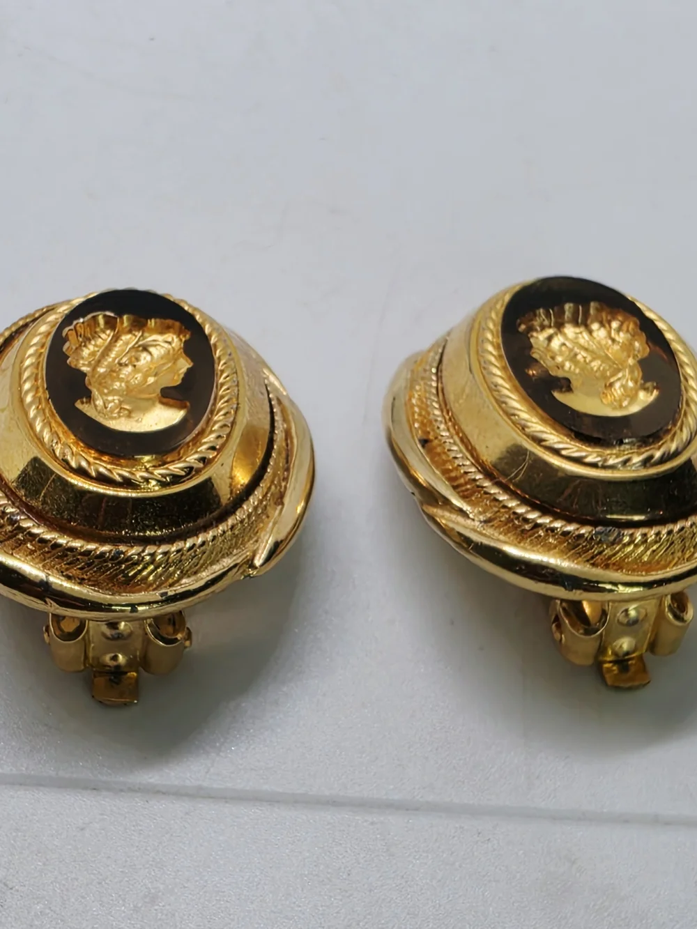 N/A elegant gold